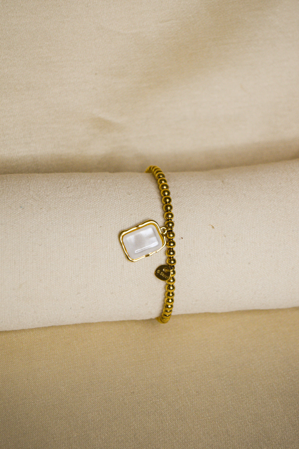 Pulseira dourada pendente pérola