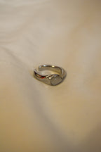 Anel prateado com pedra