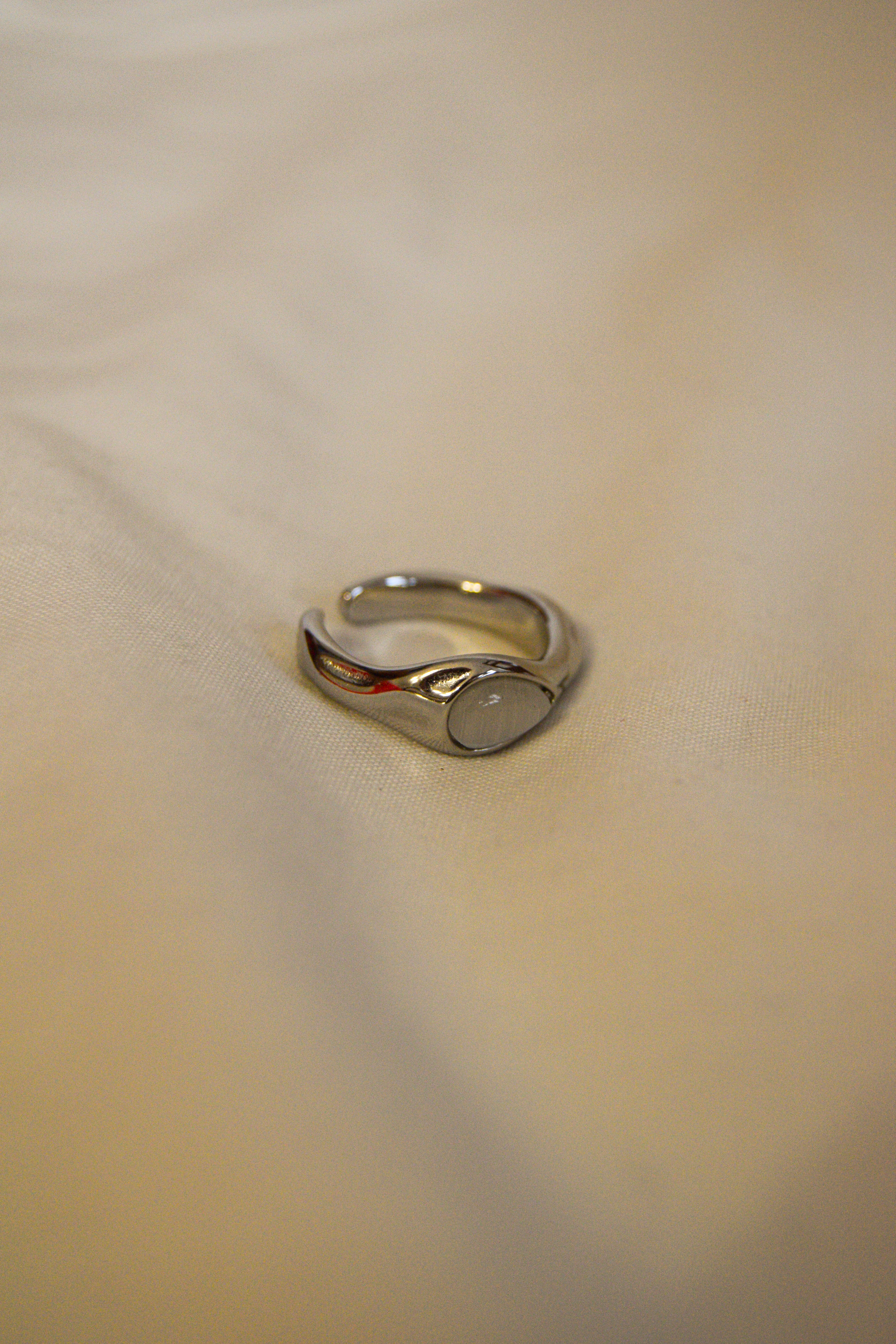 Anel prateado com pedra