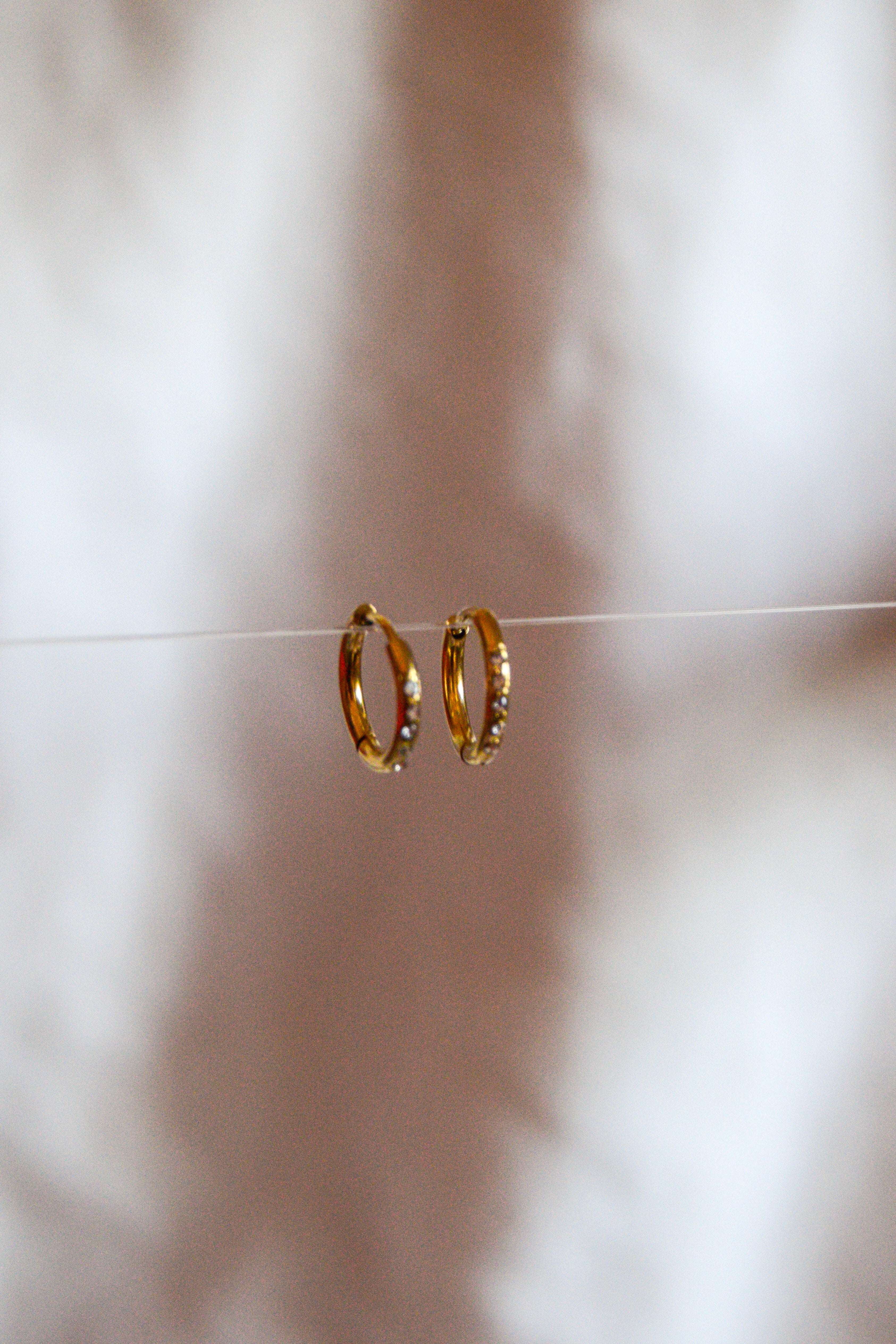 Argolas douradas brilhantes