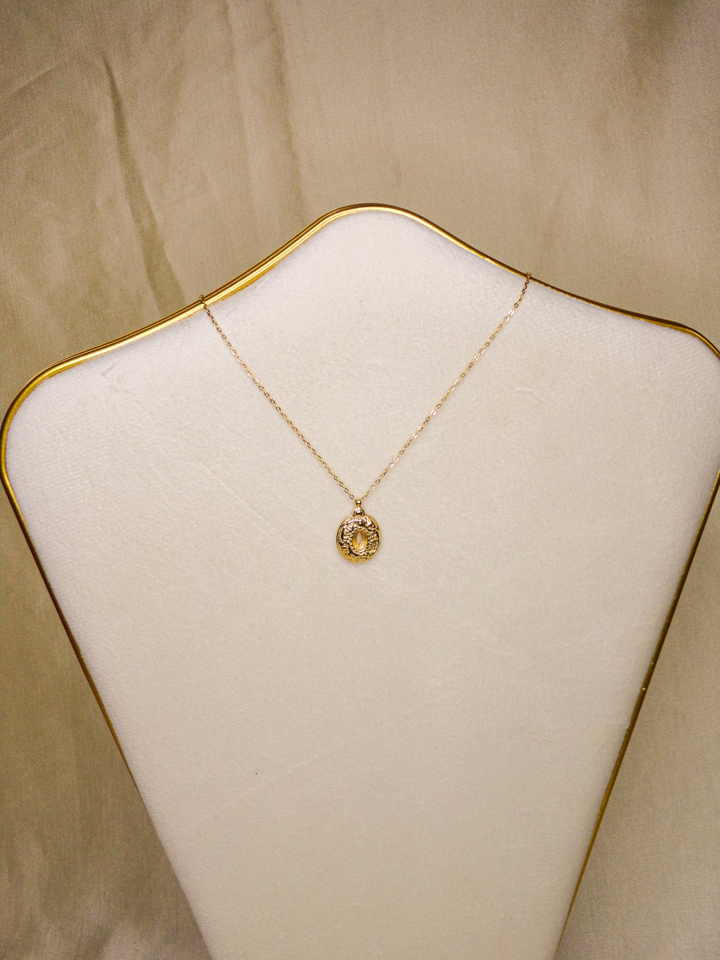 Colar dourado pedra oval