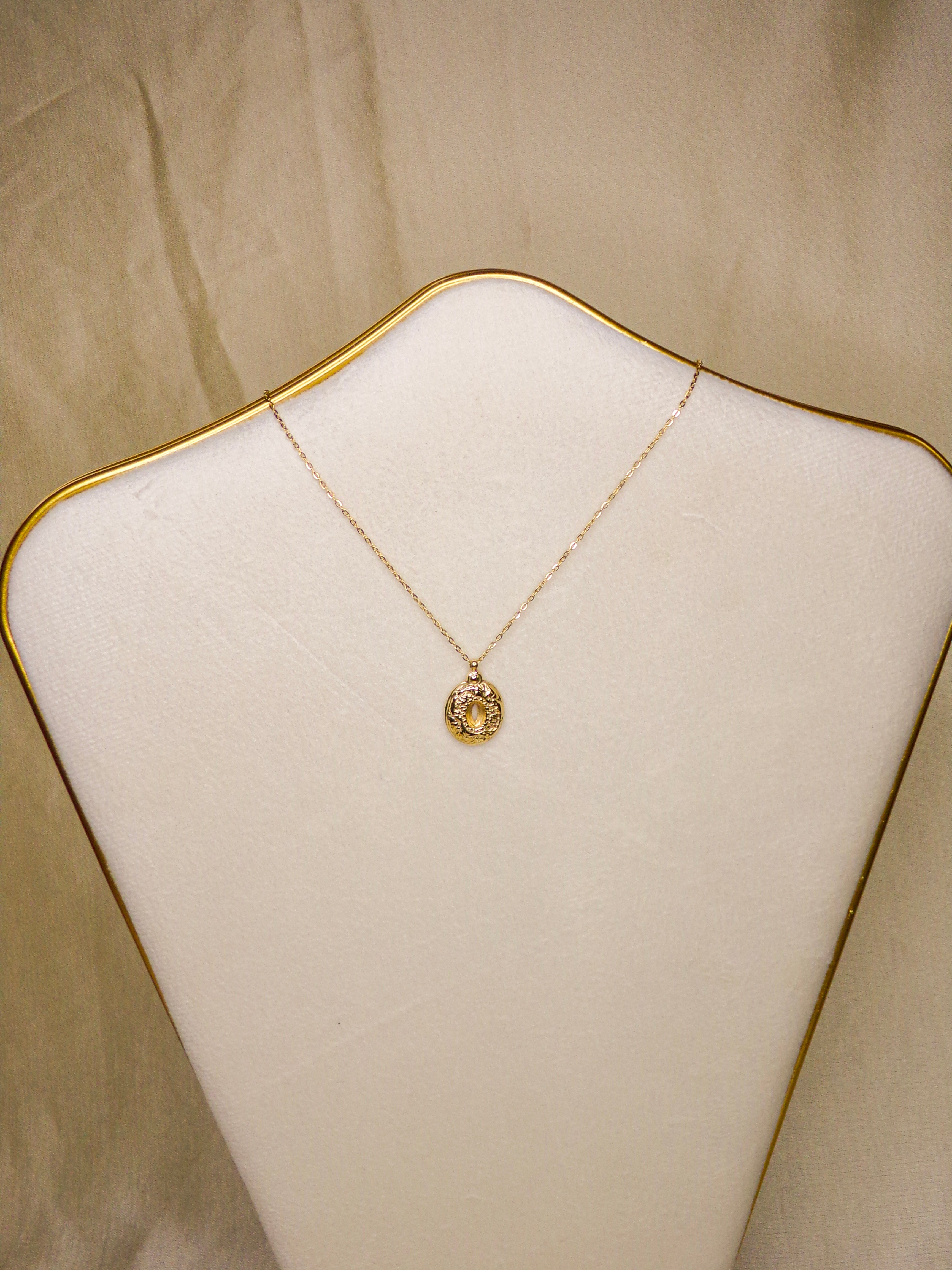 Colar dourado pedra oval