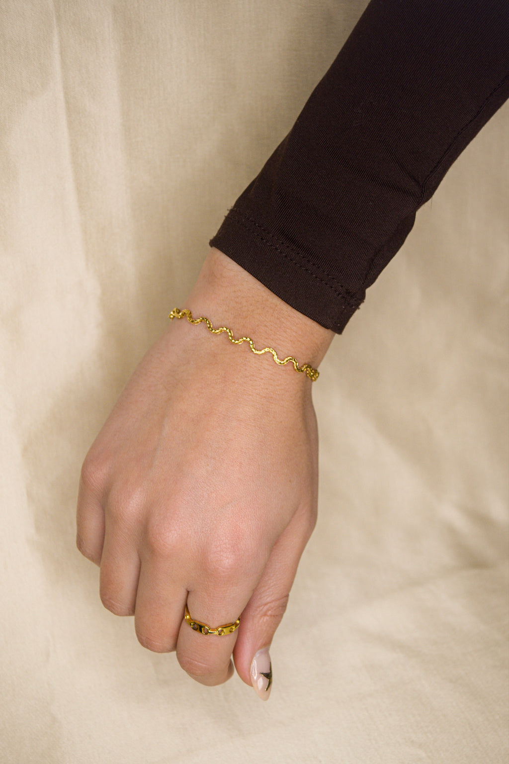 Pulseira dourada ondas fina