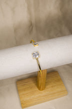 Pulseira dourada aberta com brilhantes