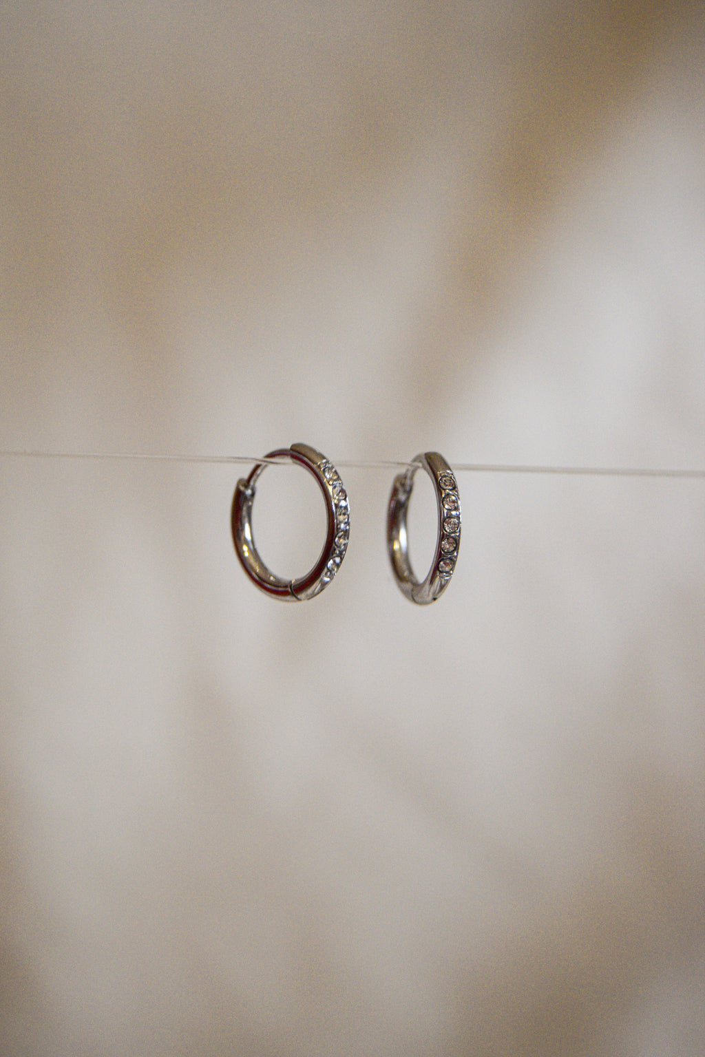 Argolas prateadas brilhantes