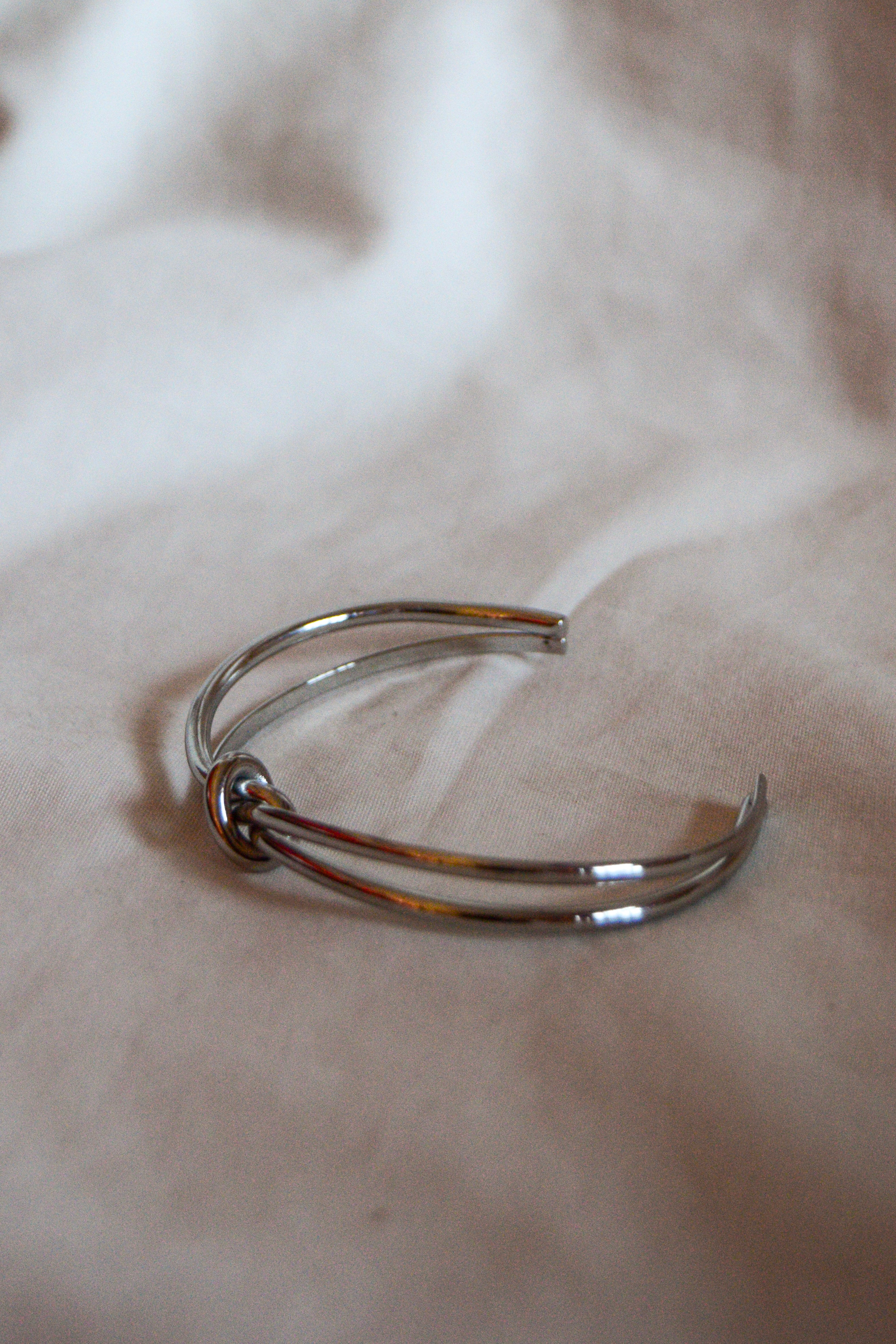 Pulseira prateada nó