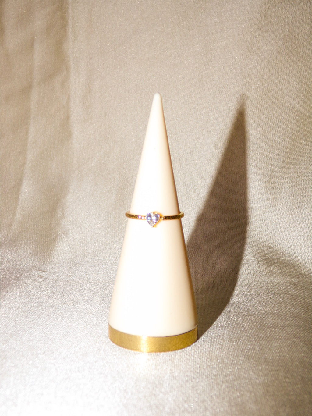 Anel dourado com pedra brilhante coração