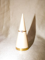 Anel dourado com pedra brilhante coração