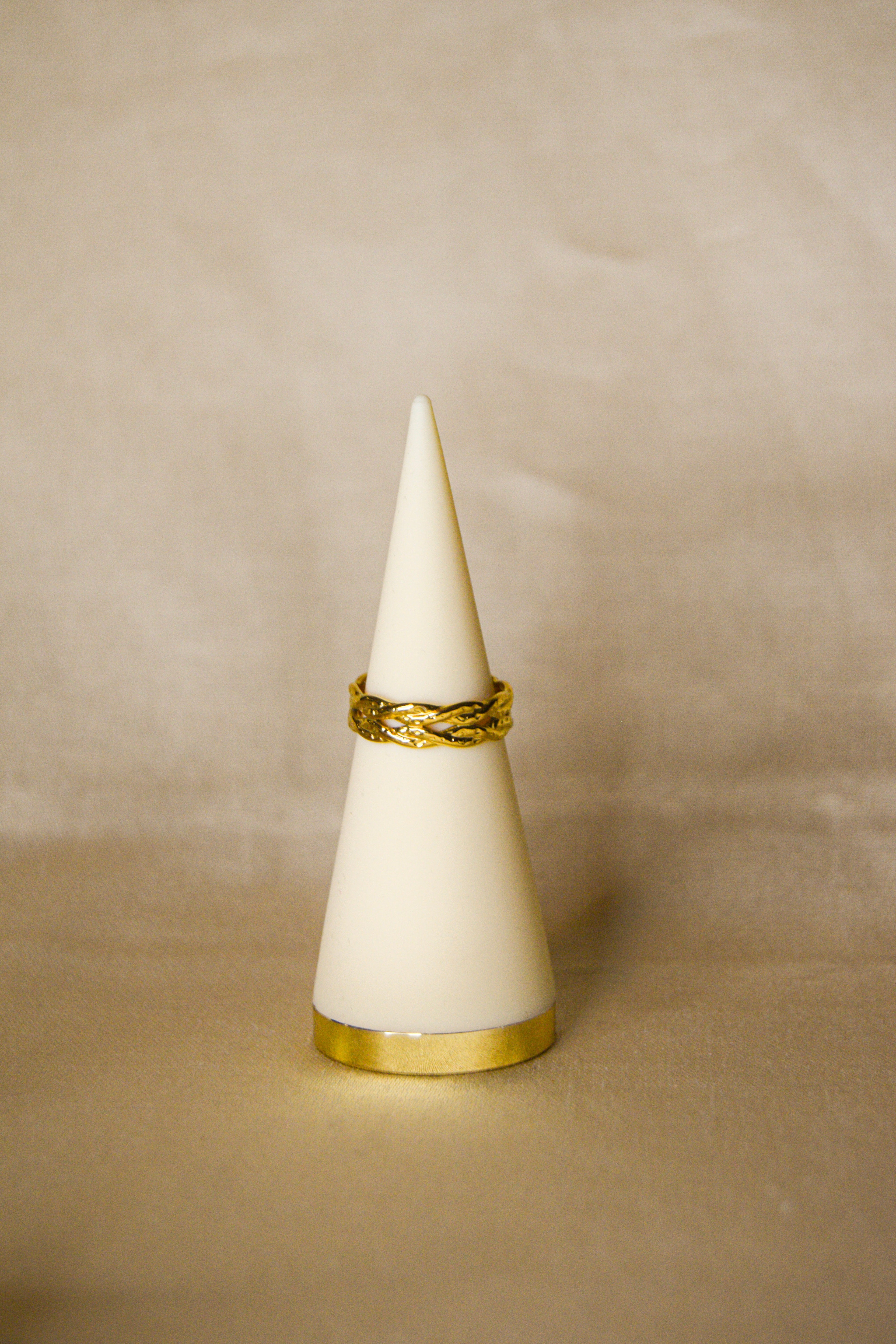 Anel dourado tranças