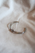 Pulseira prateada nó