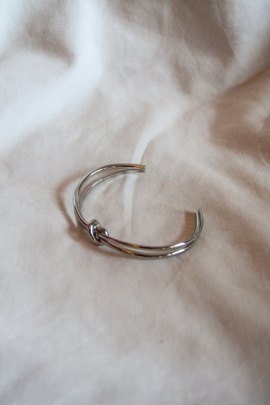 Pulseira prateada nó