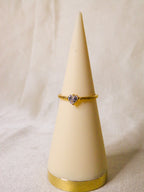 Anel dourado com pedra brilhante coração