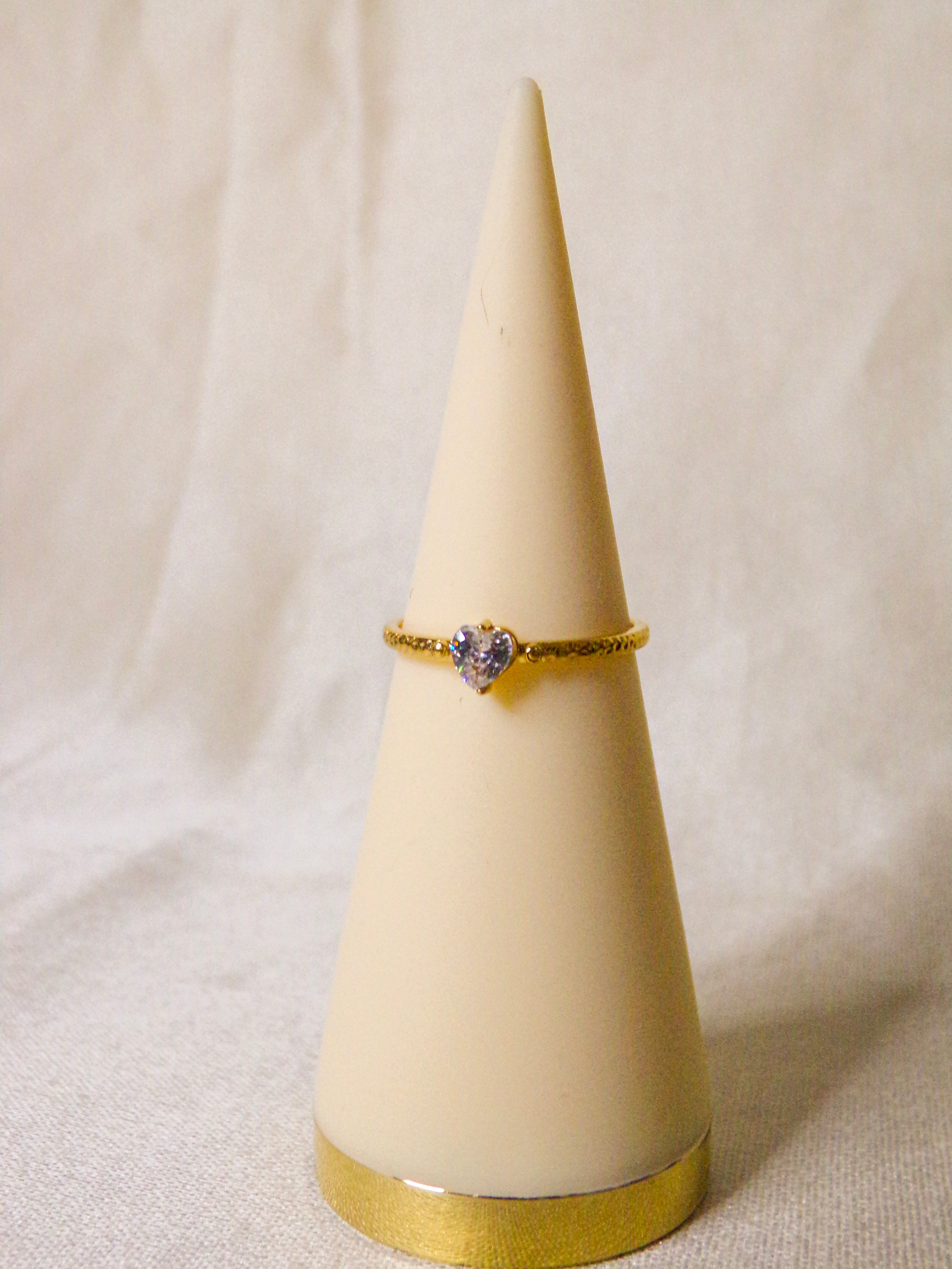 Anel dourado com pedra brilhante coração