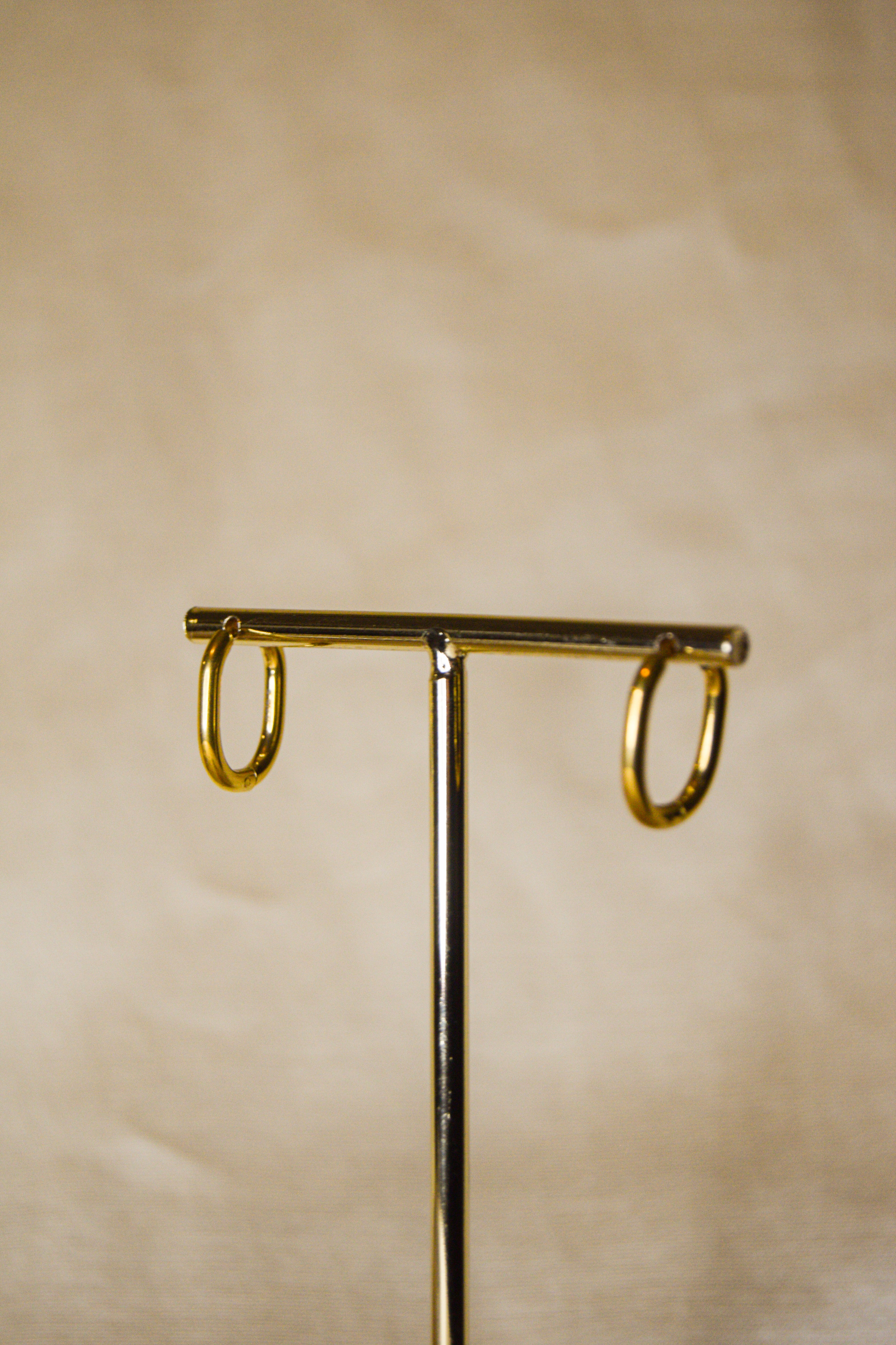 Argolas douradas ovais