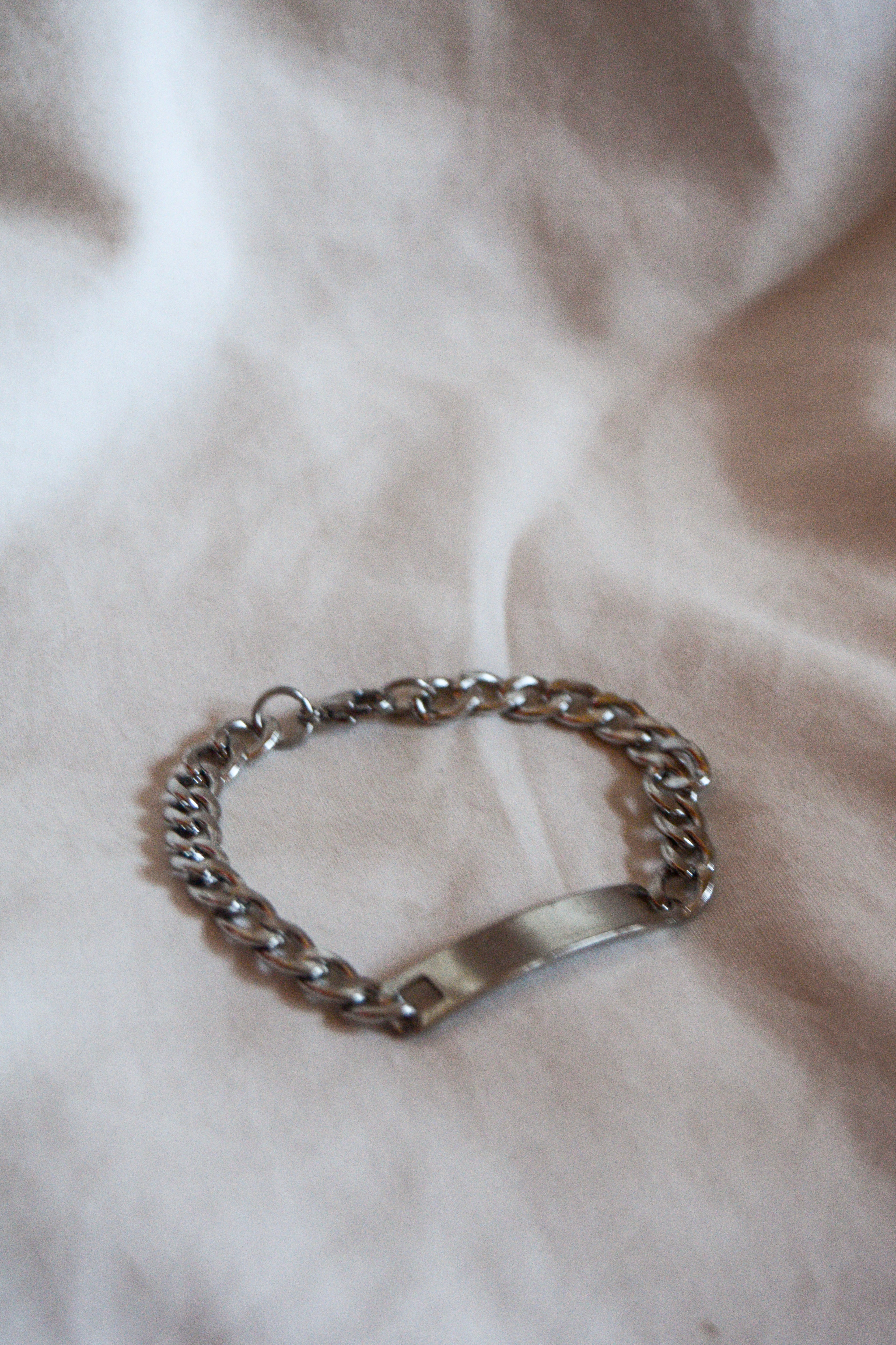 Pulseira prateada corrente