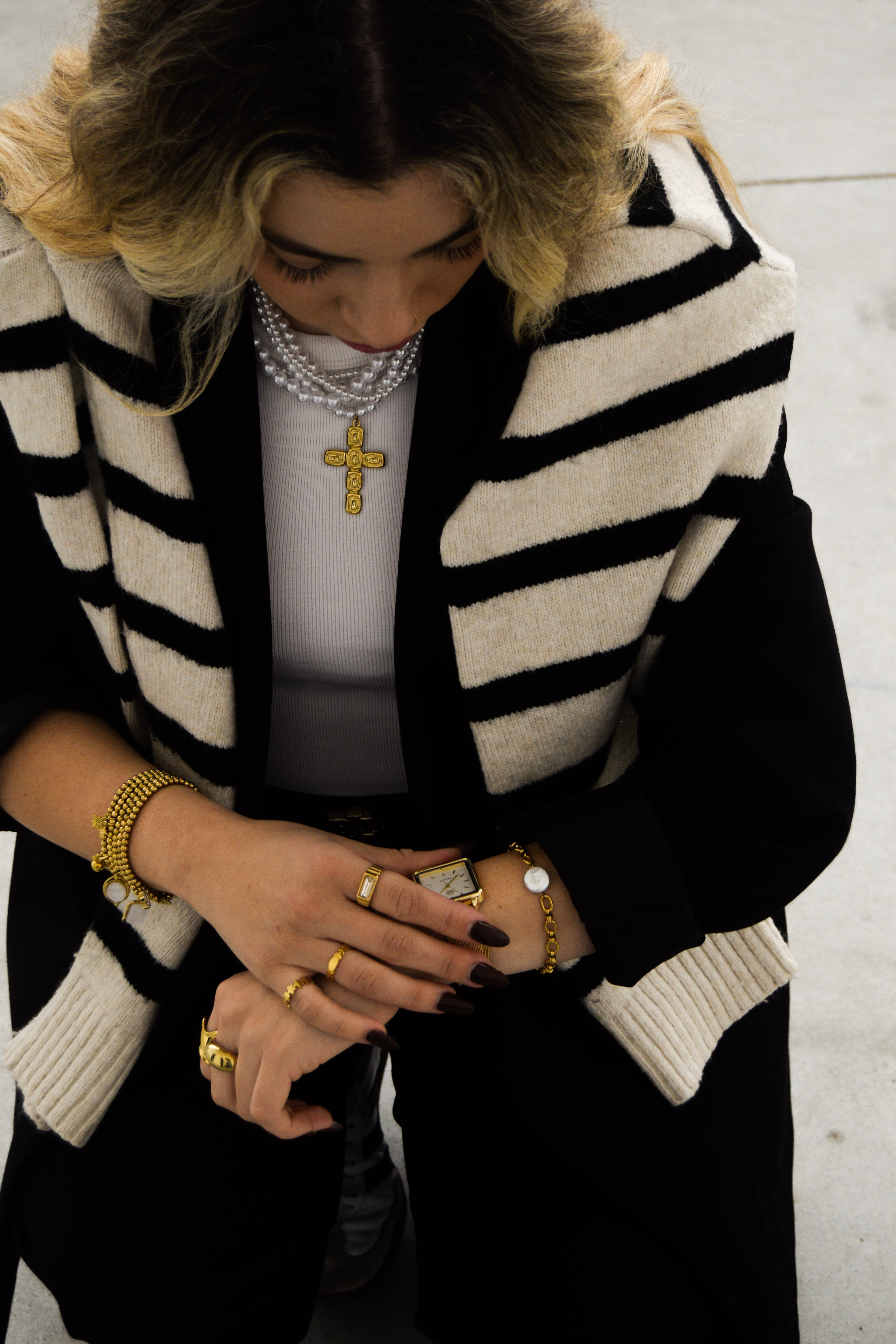 Colar bolas brancas com cruz