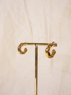 Argolas douradas com brilhantes