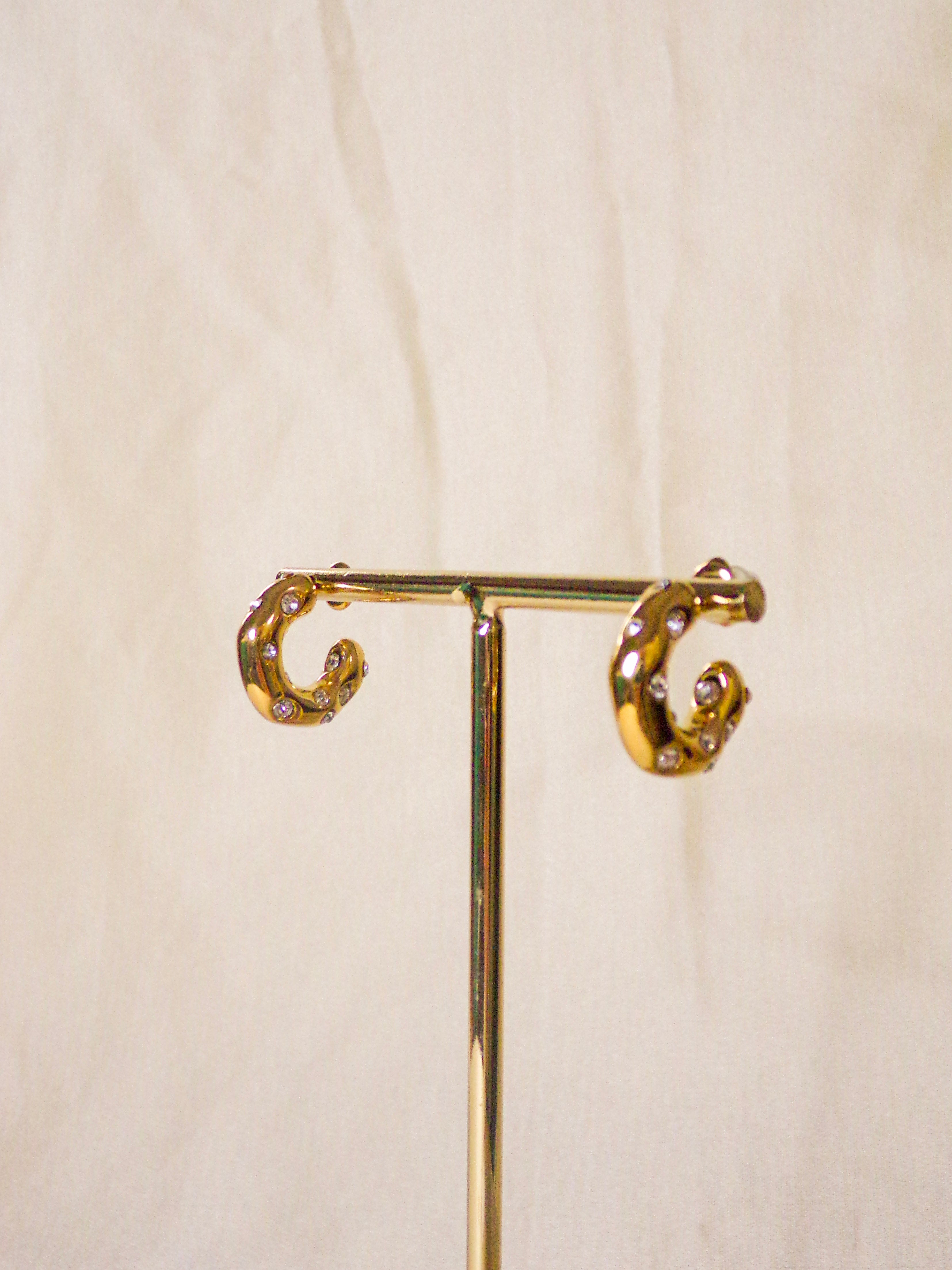 Argolas douradas com brilhantes