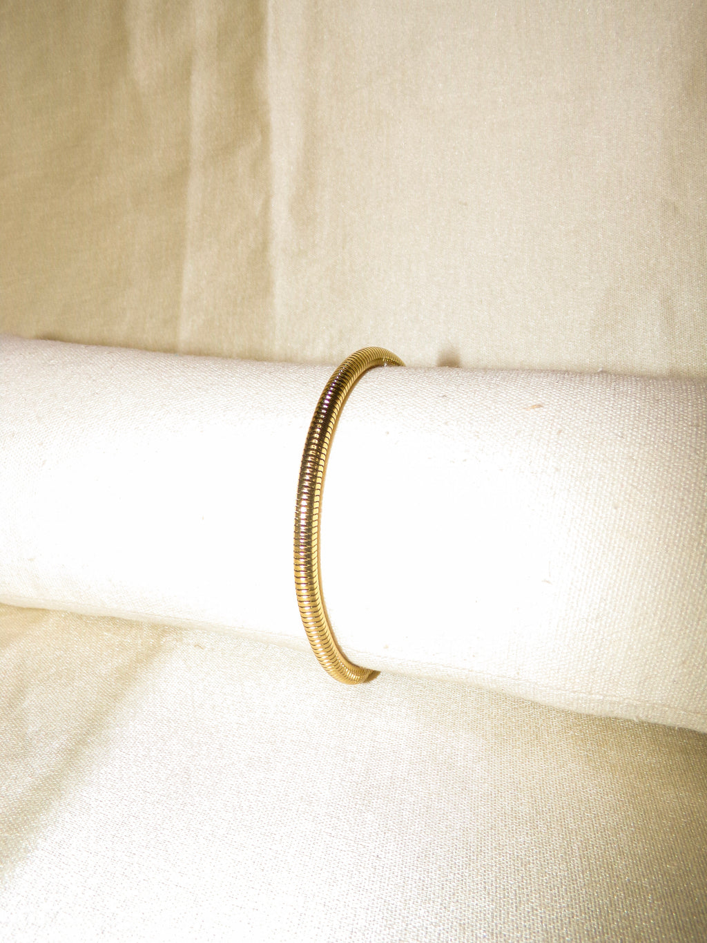 Pulseira dourada simples