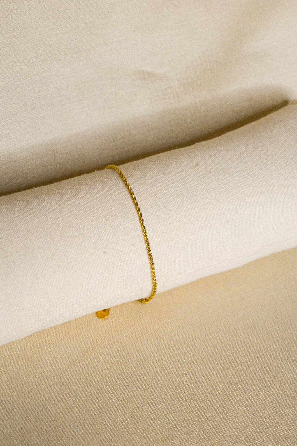 Pulseira dourada fina tranças