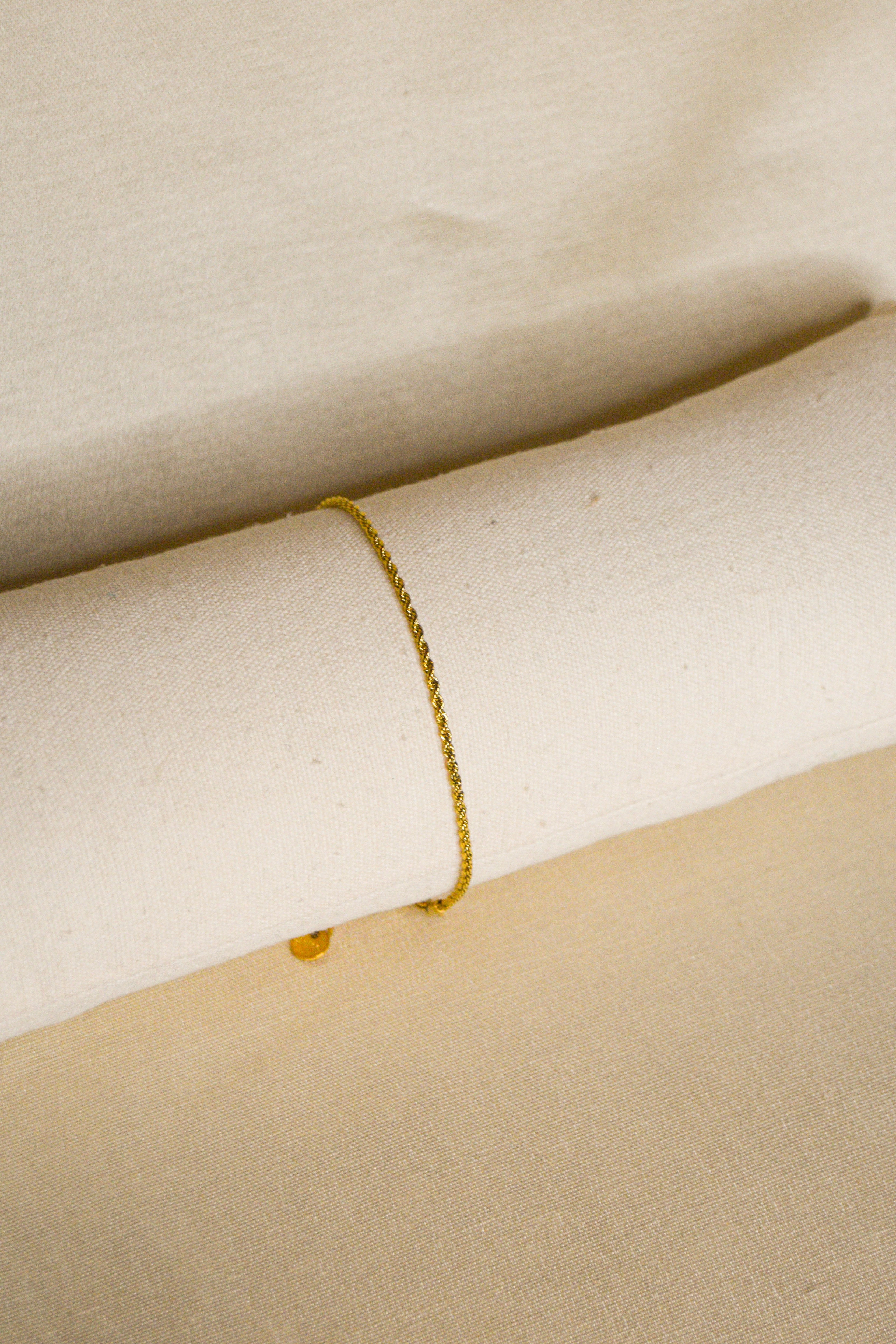 Pulseira dourada fina tranças