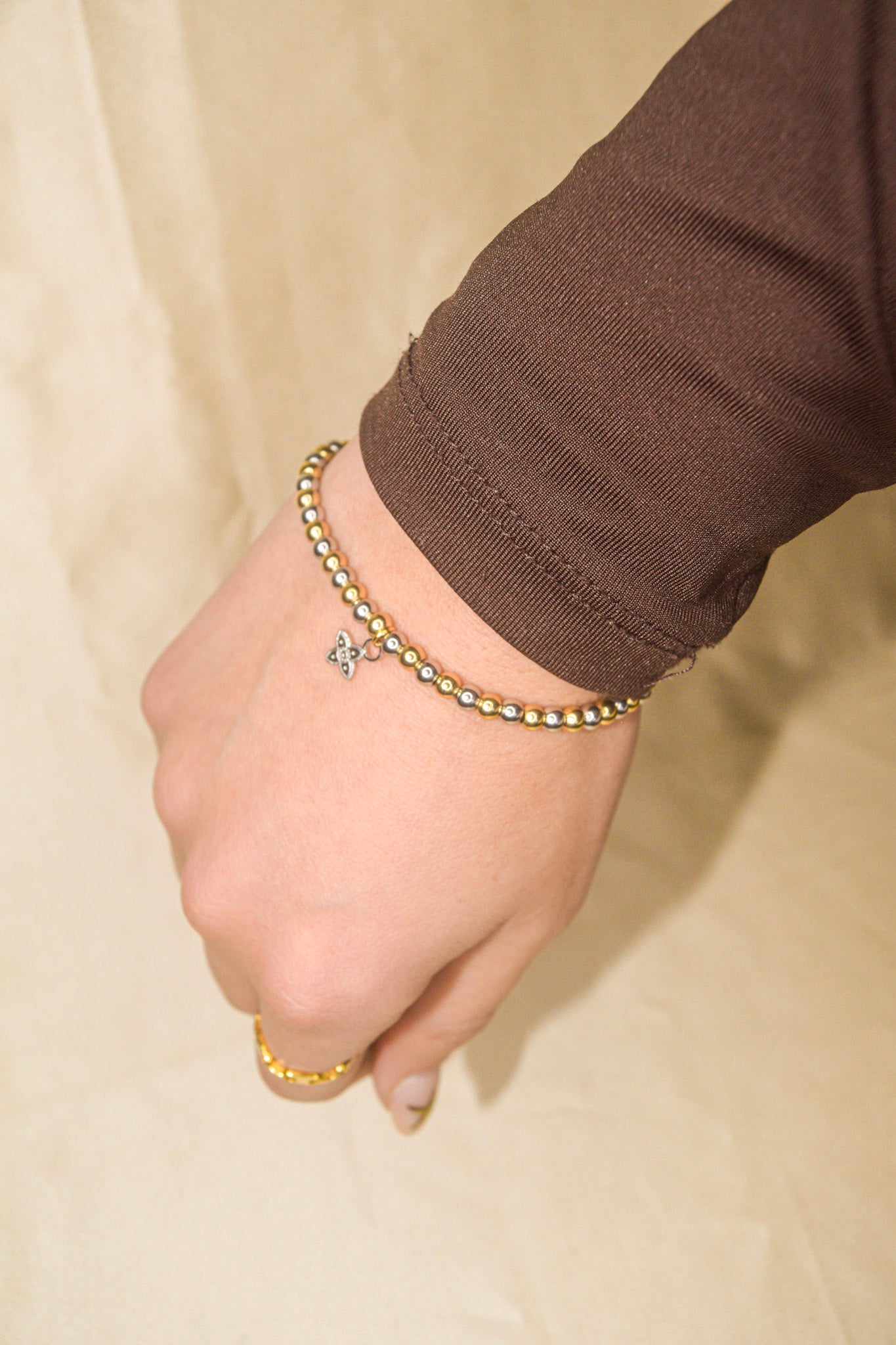 Pulseira dourada e prateada bolinhas