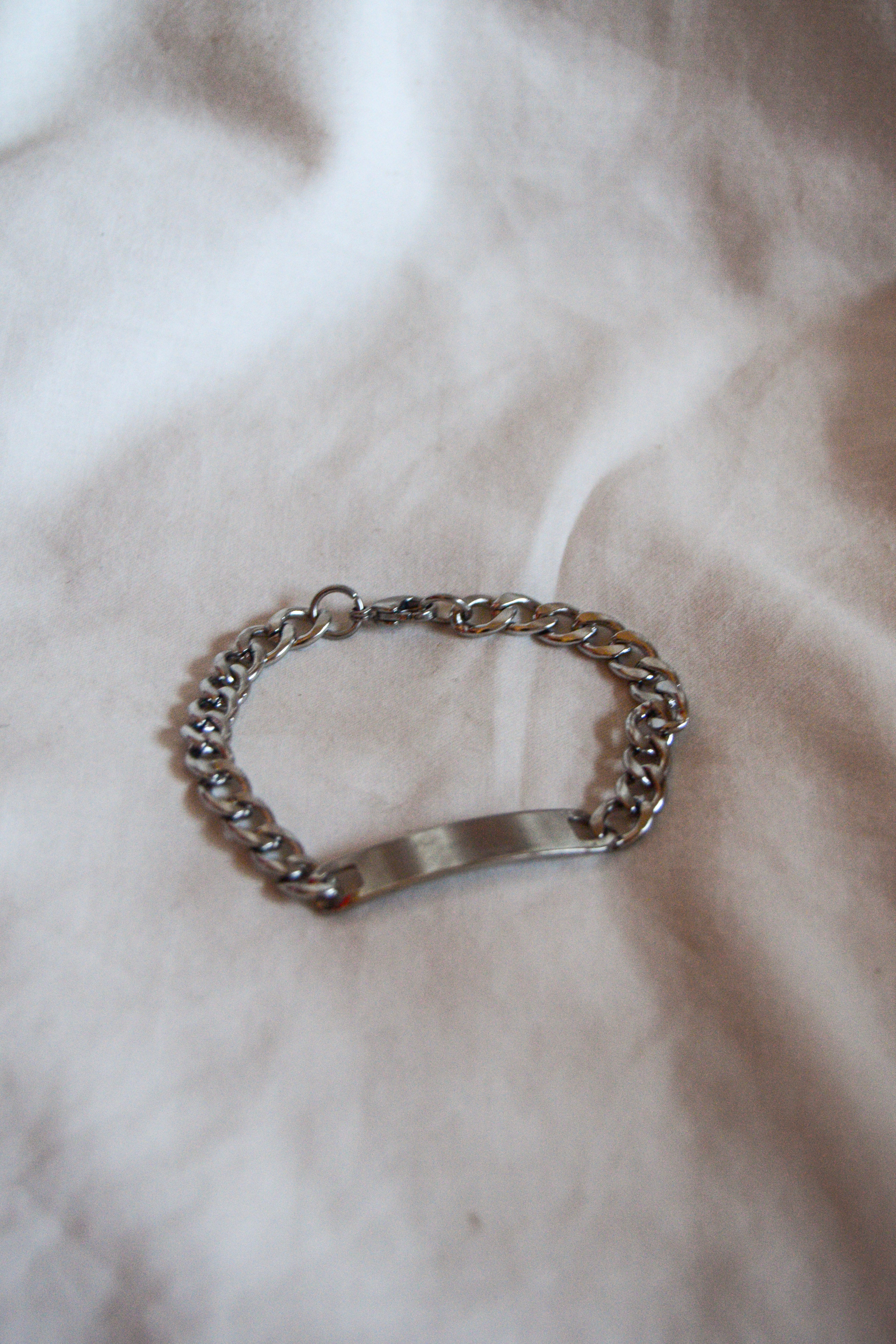 Pulseira prateada corrente