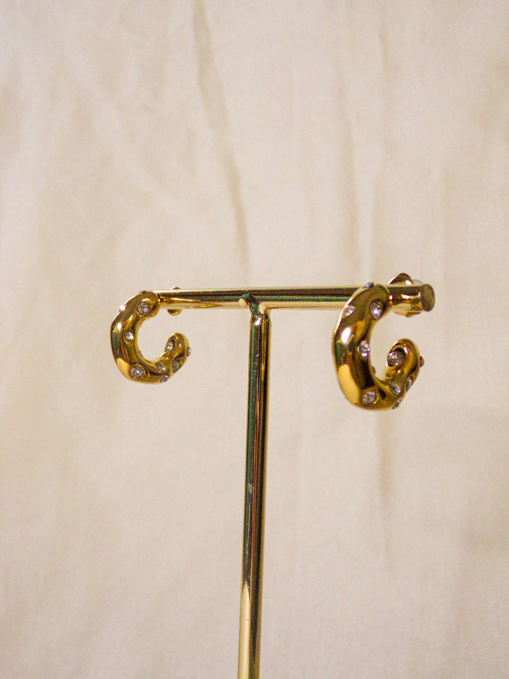 Argolas douradas com brilhantes