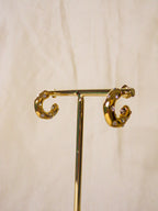 Argolas douradas com brilhantes