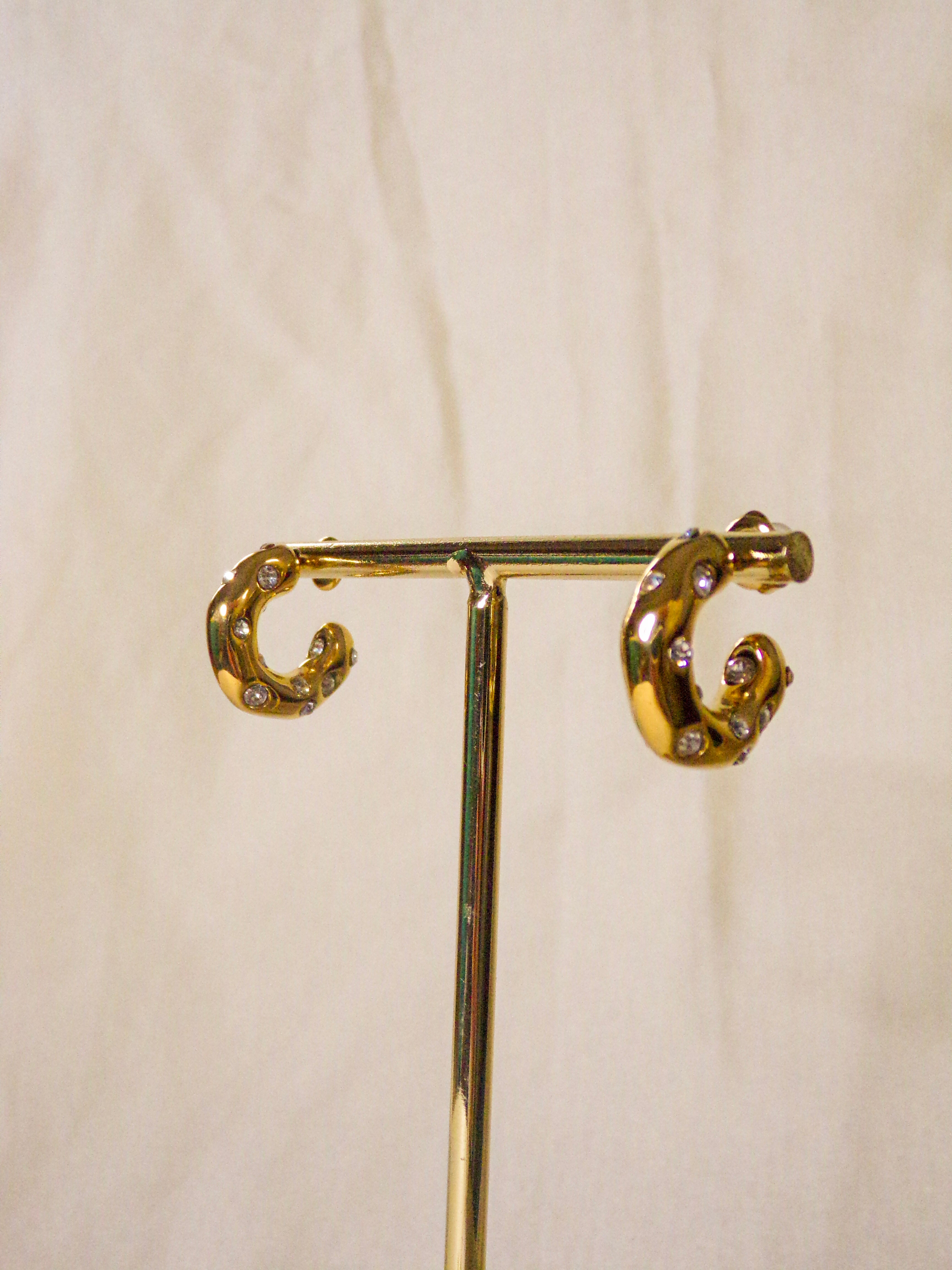 Argolas douradas com brilhantes