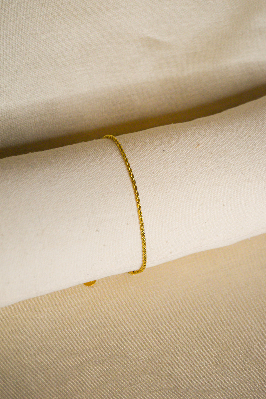 Pulseira dourada fina tranças