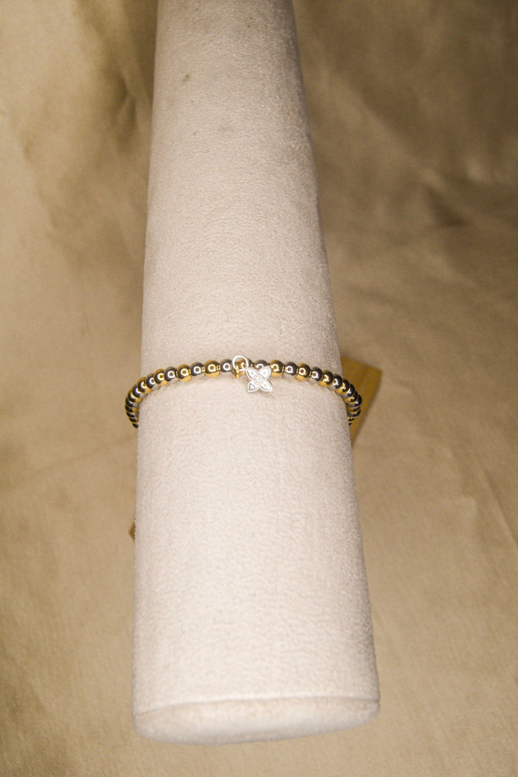 Pulseira dourada e prateada bolinhas