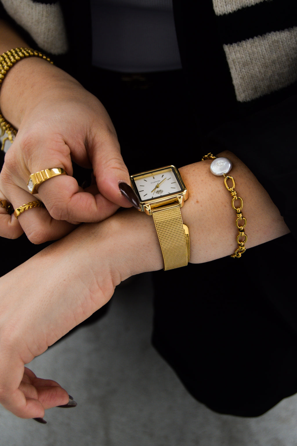 Pulseira dourada pérola