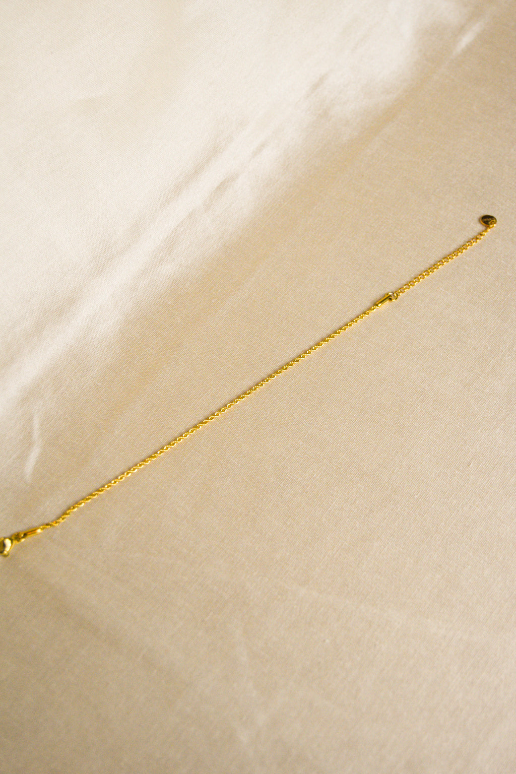 Pulseira dourada fina tranças