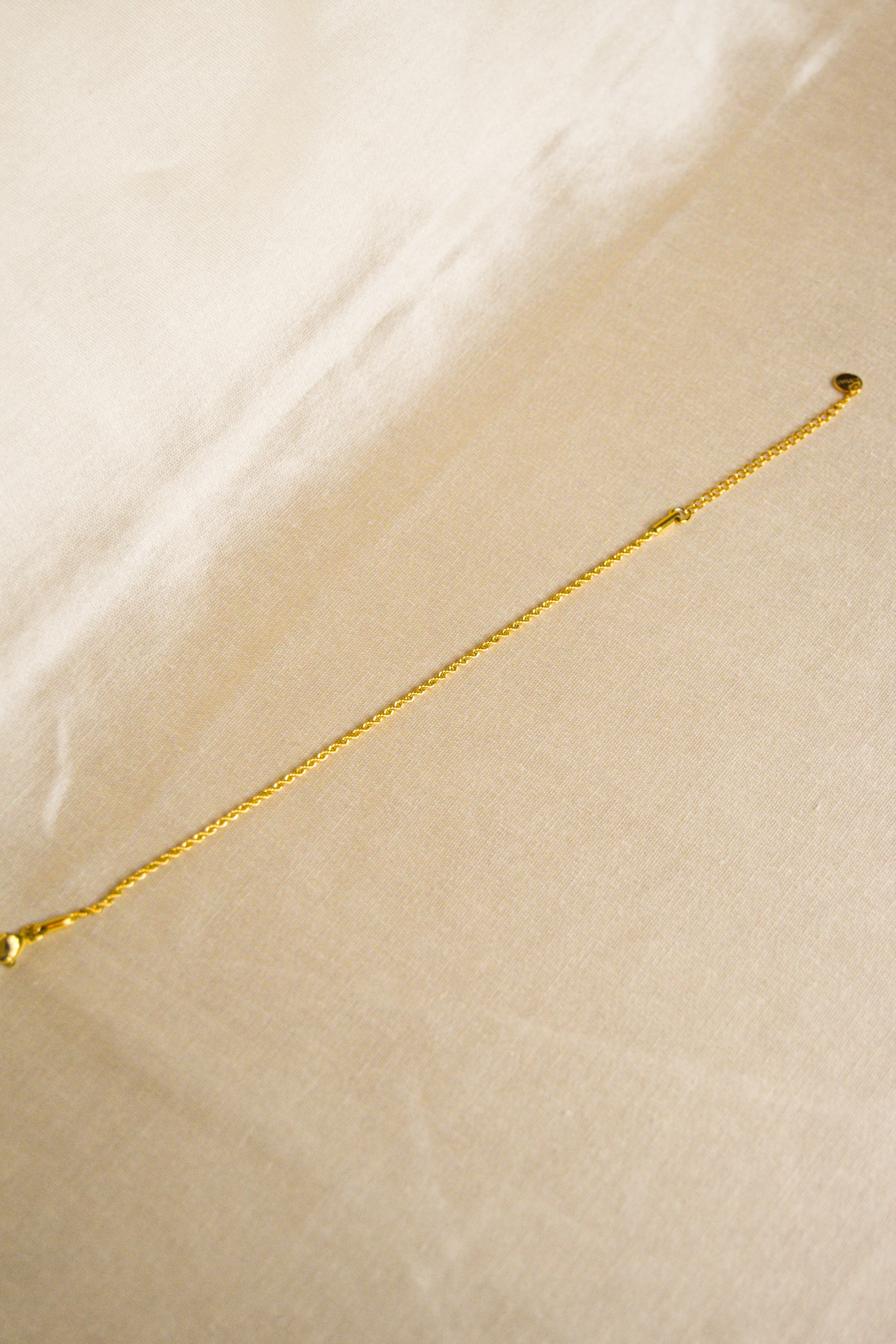 Pulseira dourada fina tranças