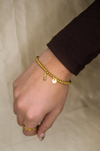 Pulseira dourada pendente punho