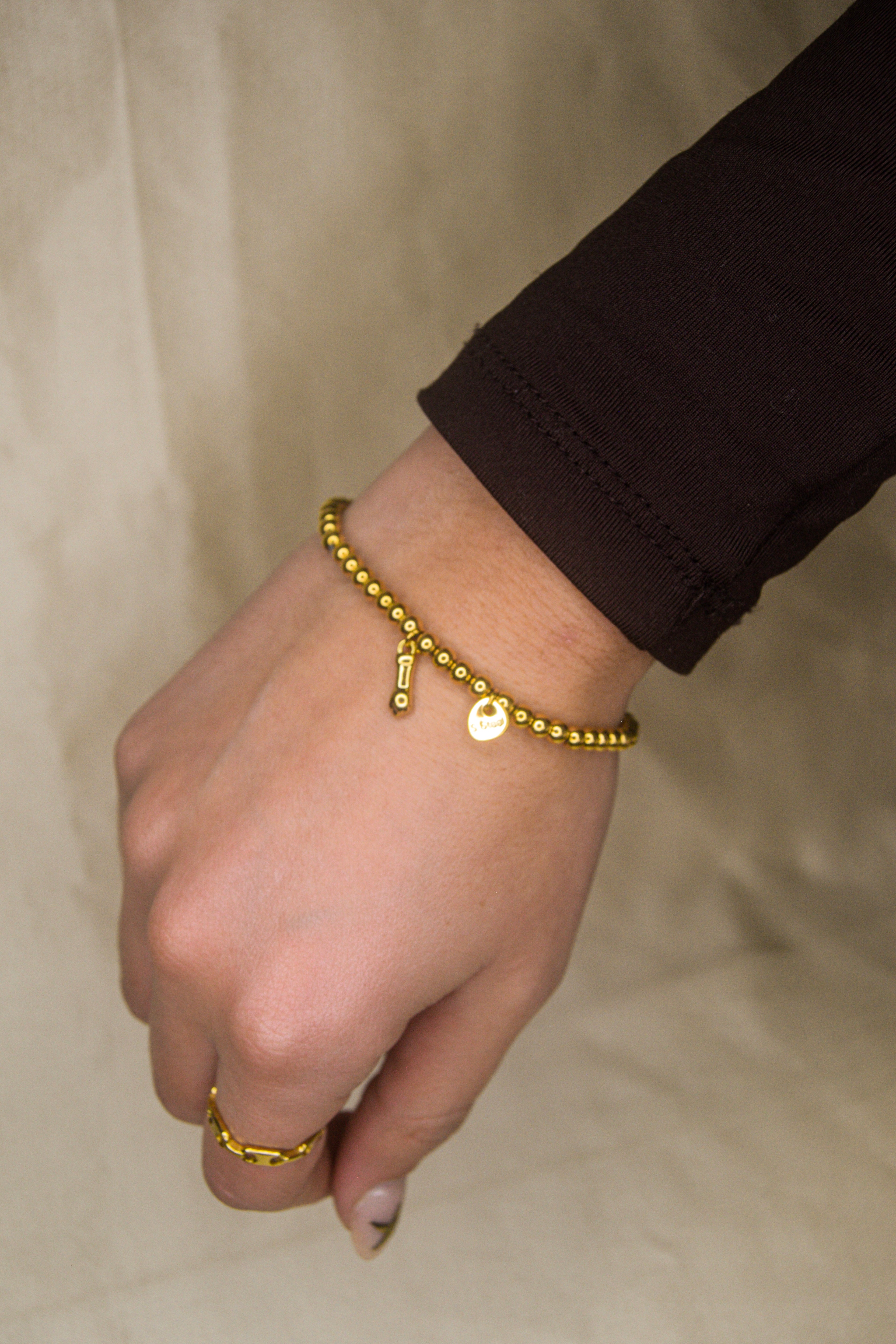 Pulseira dourada pendente punho