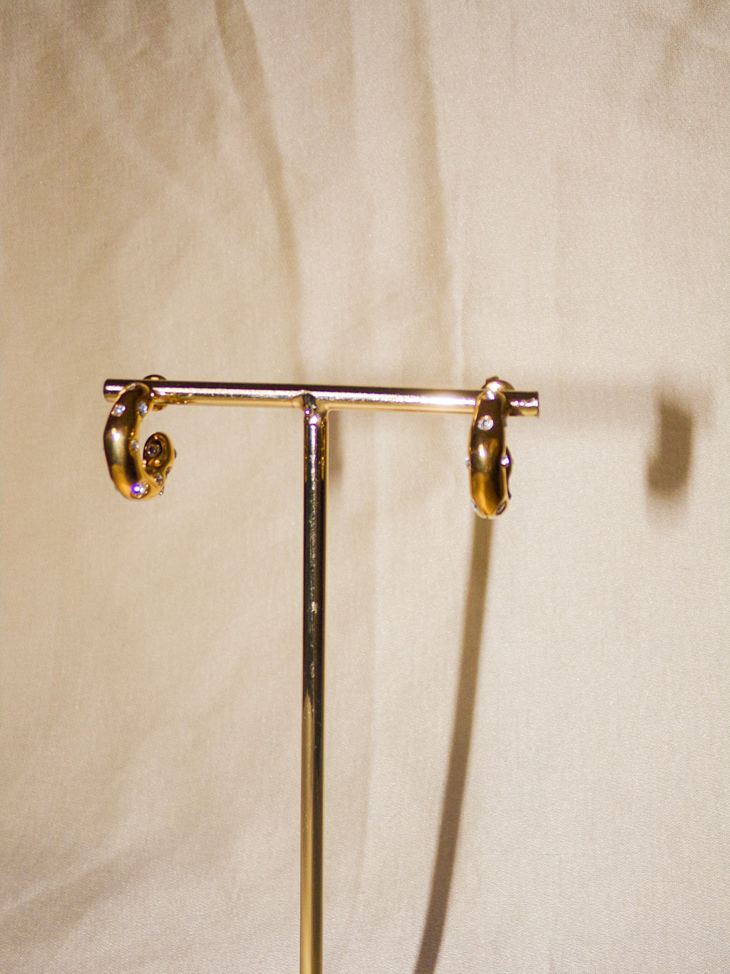 Argolas douradas com brilhantes