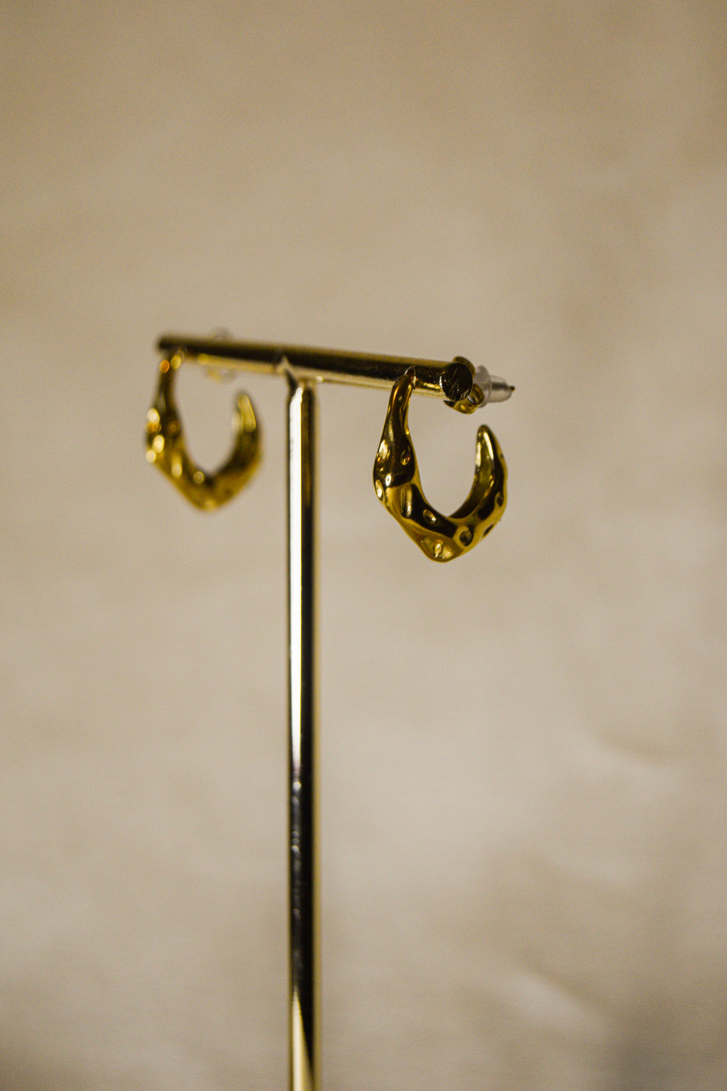 Argolas douradas irregulares