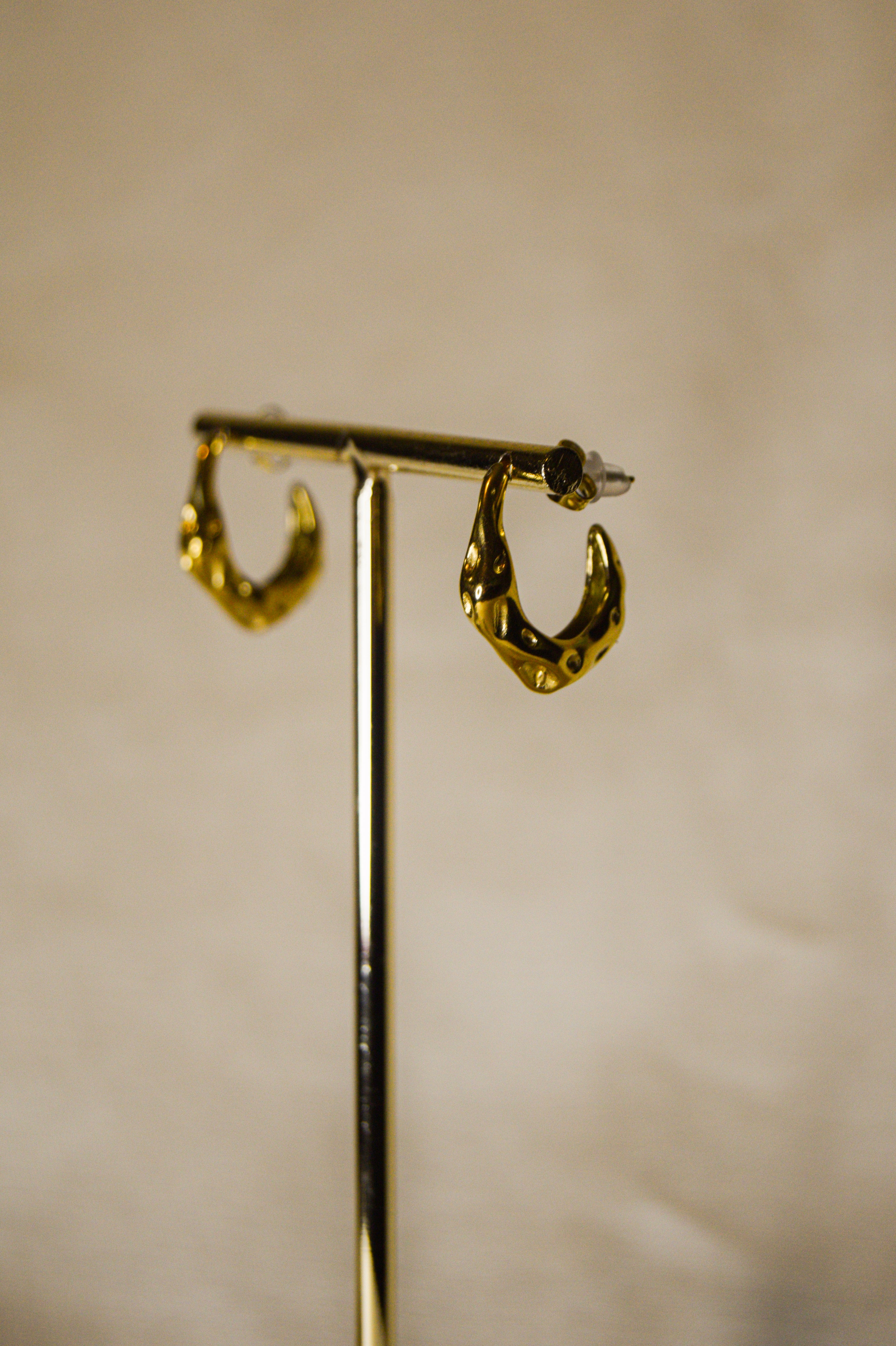 Argolas douradas irregulares