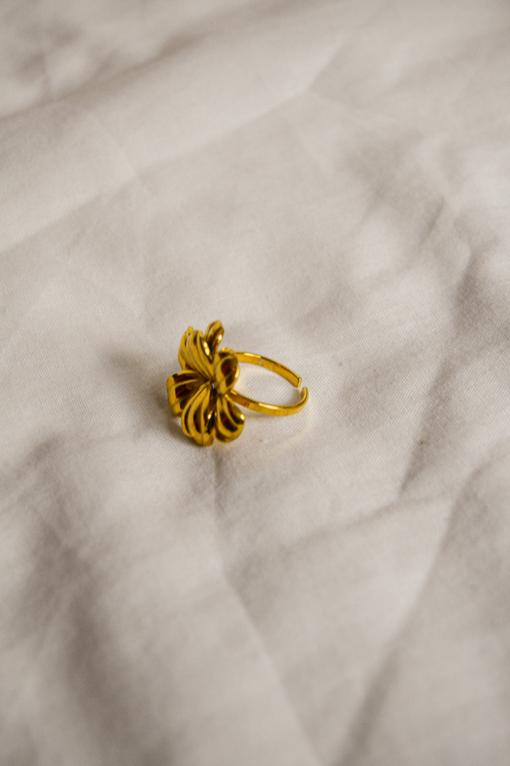 Anel dourado Flor