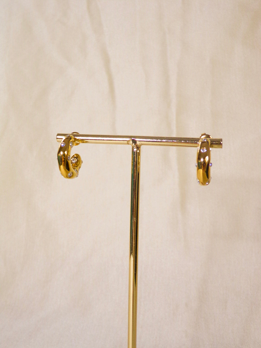 Argolas douradas com brilhantes