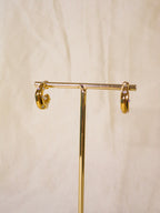 Argolas douradas com brilhantes