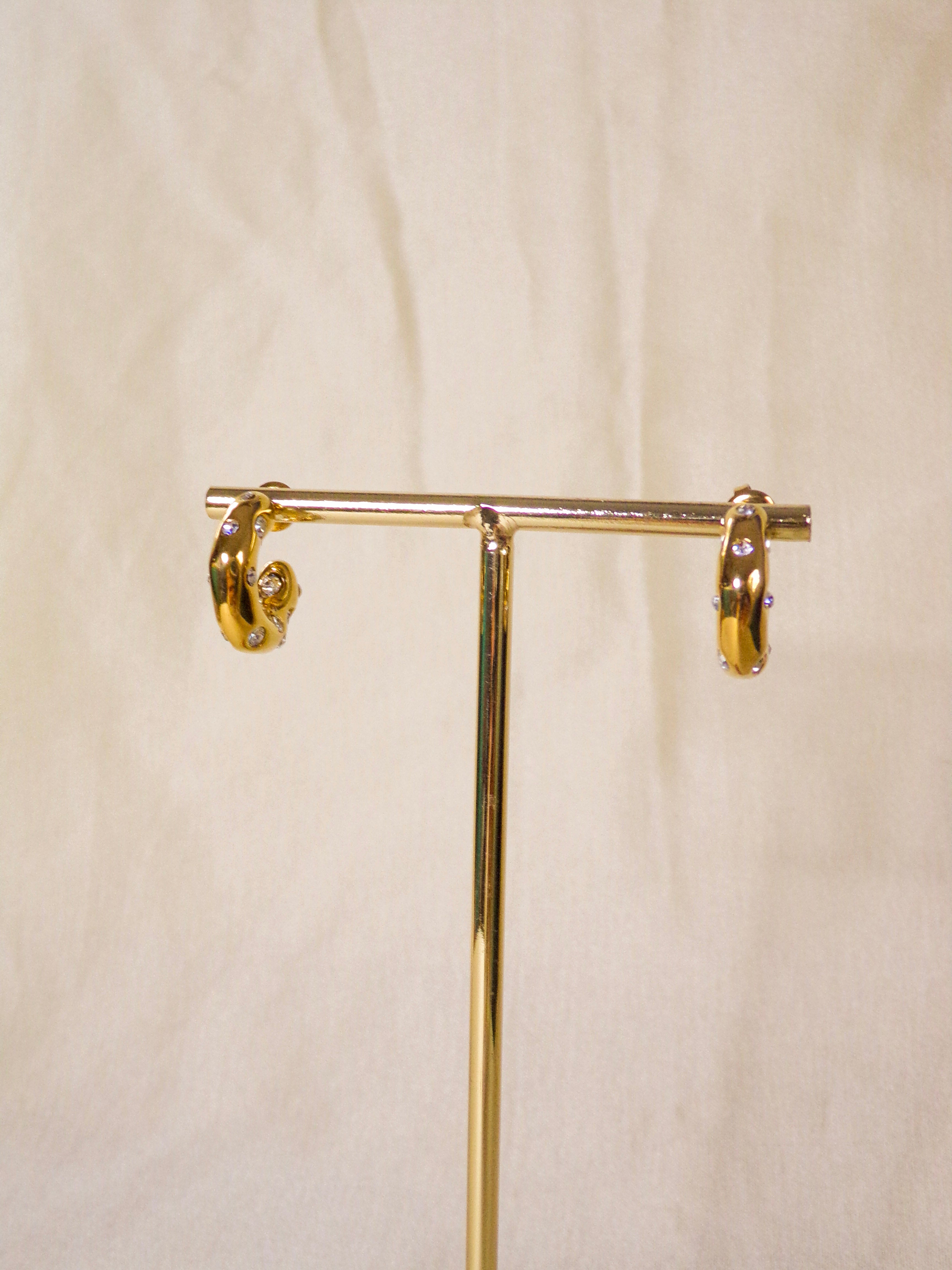 Argolas douradas com brilhantes