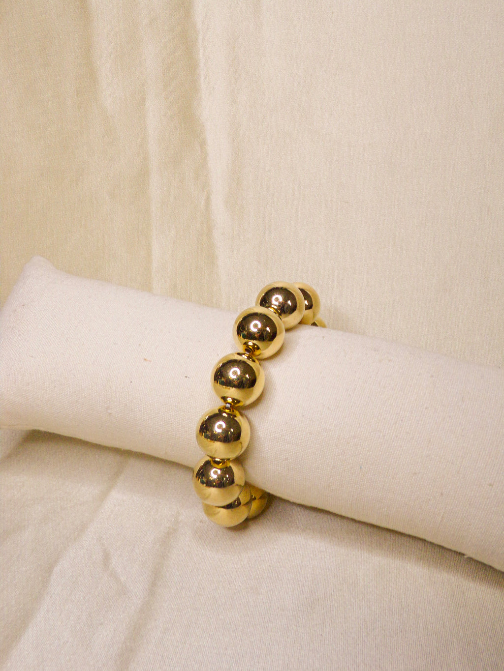 Pulseira dourada bolas