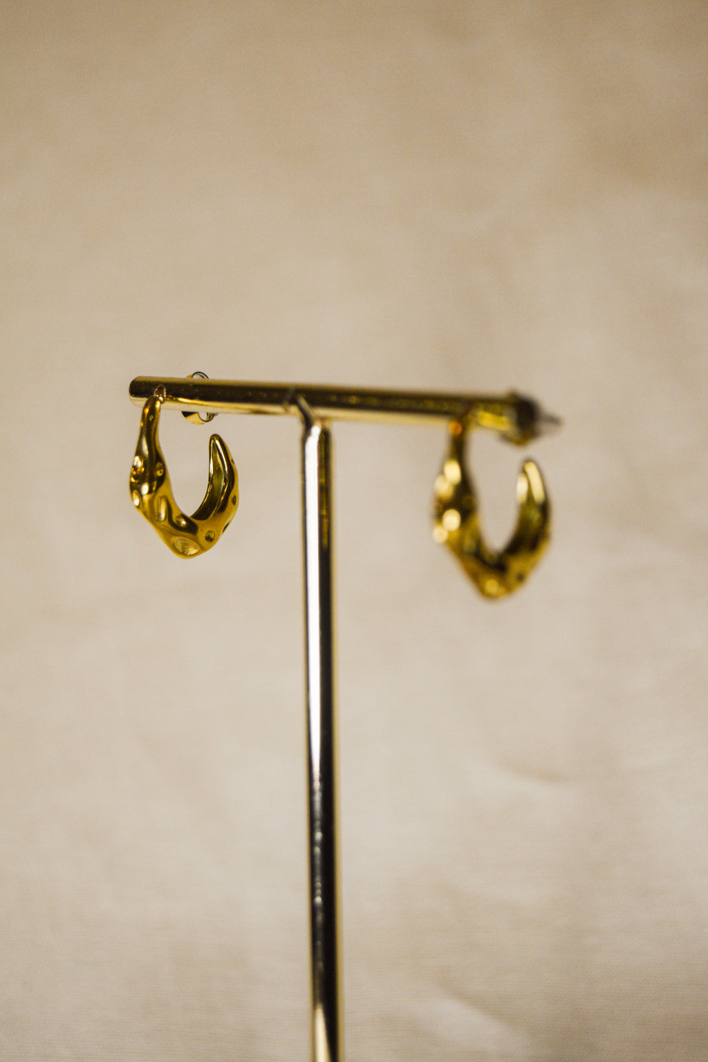 Argolas douradas irregulares