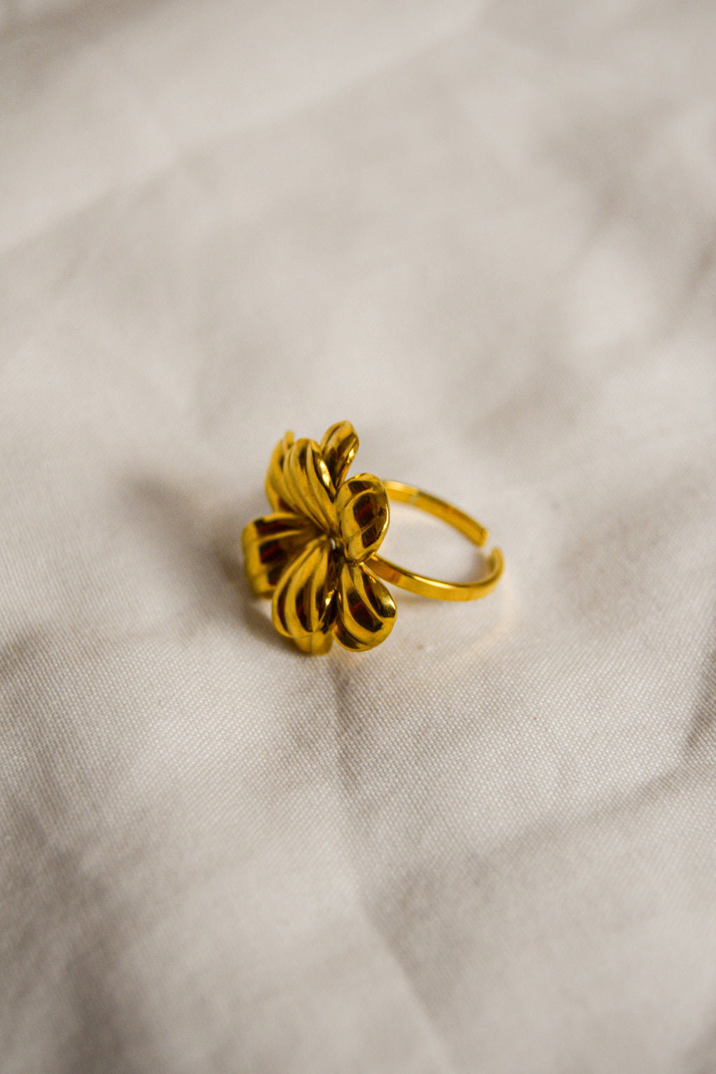 Anel dourado Flor