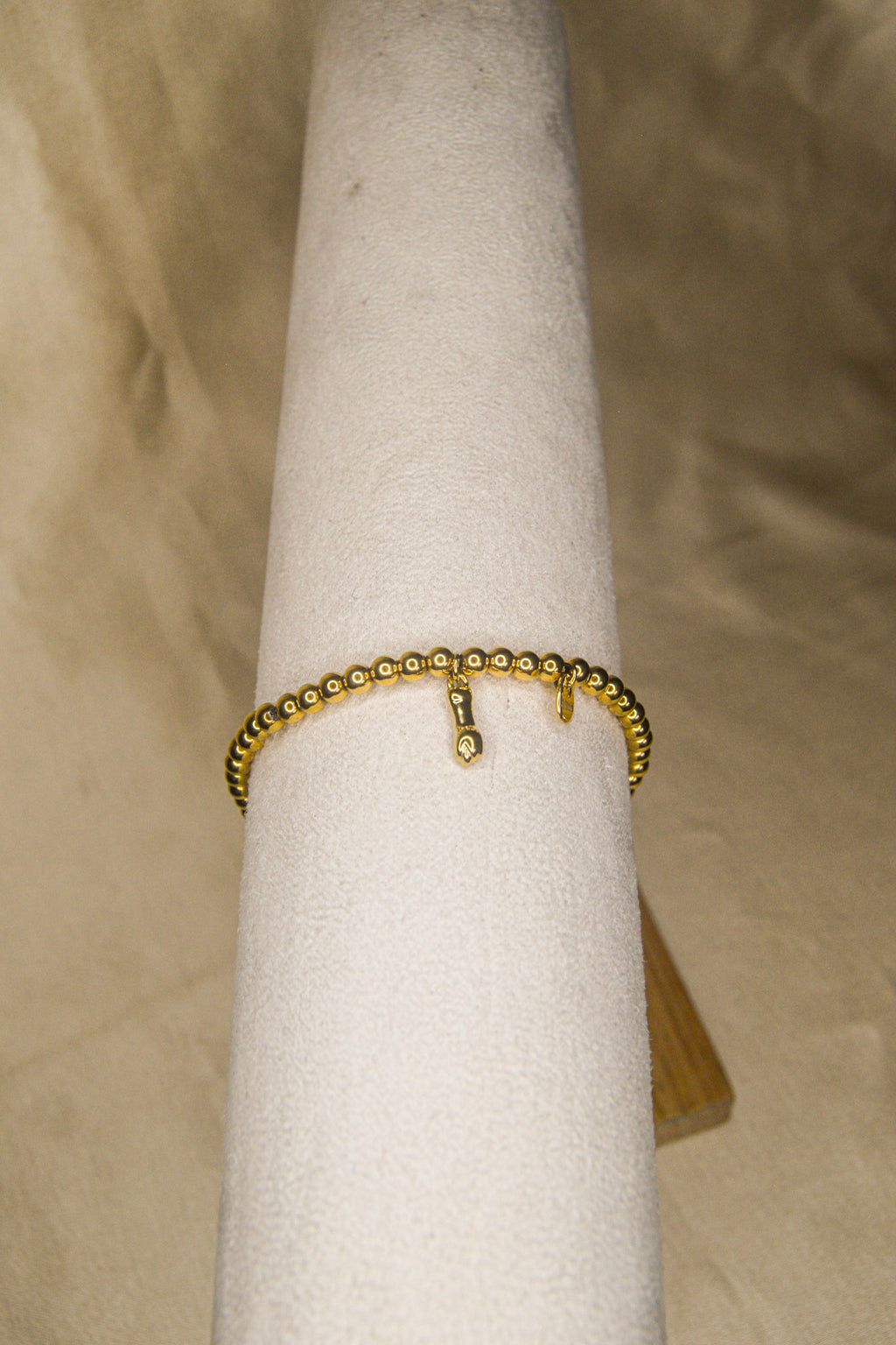 Pulseira dourada pendente punho