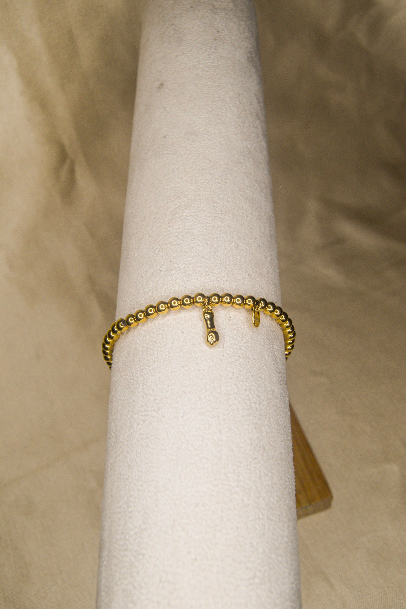 Pulseira dourada pendente punho