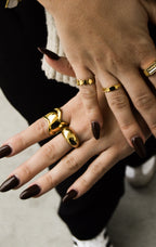 Anel dourado abstrado